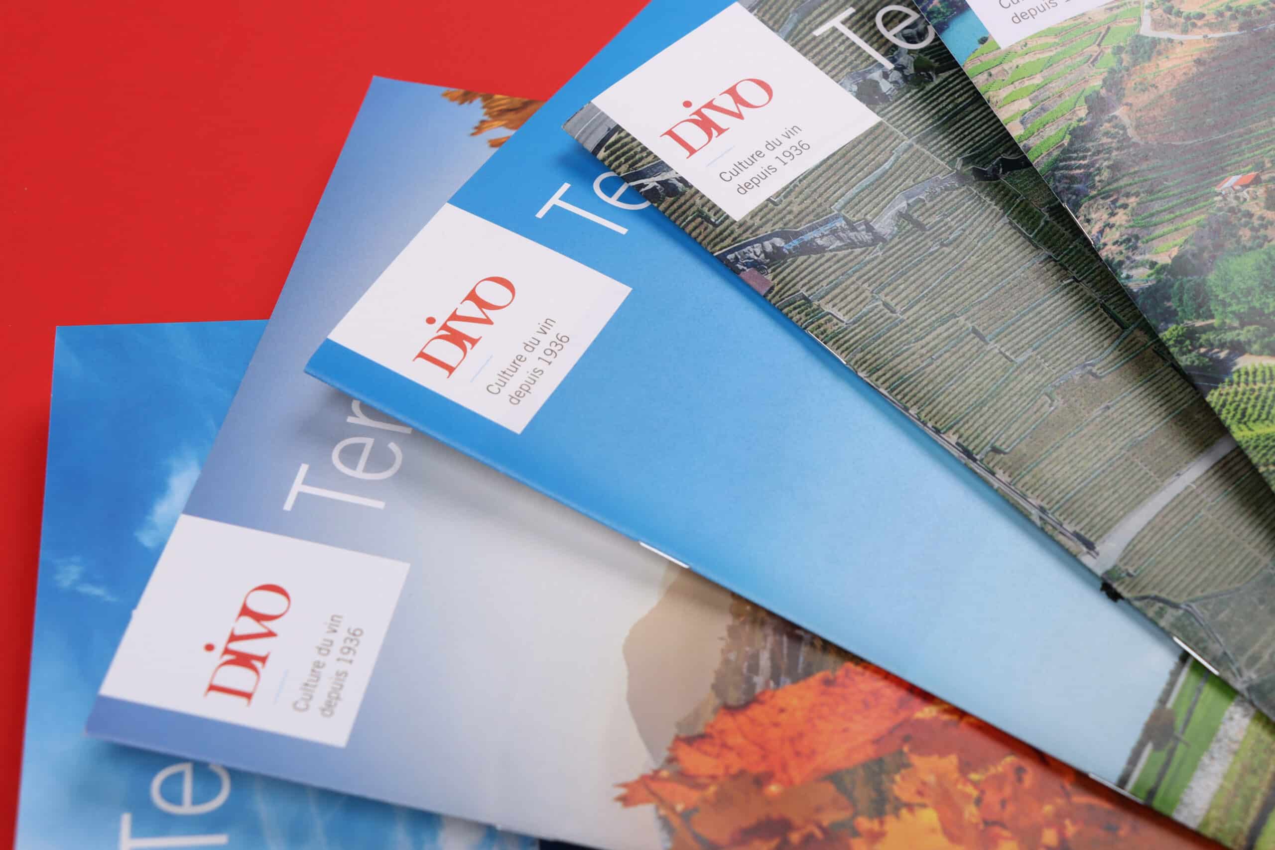 Cinq revues DIVO Terroir en éventail, mettant l'accent sur le logo de chaque couverture.