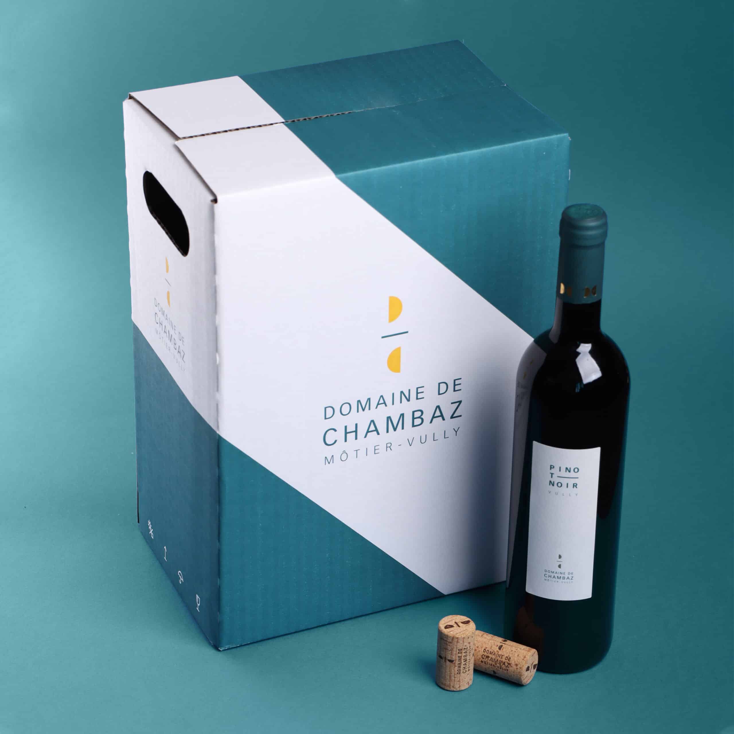 Carton sur mesure, bouteille de Pinot Noir avec sa nouvelle étiquette et bouchons Domaine de Chambaz.