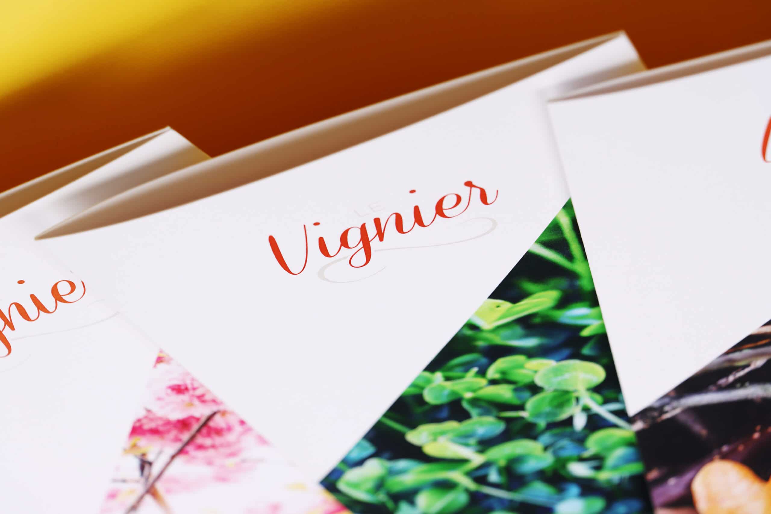 Exemple d'utilisation du logo Le Vignier sur les cartes de mets du restaurant gastronomique.