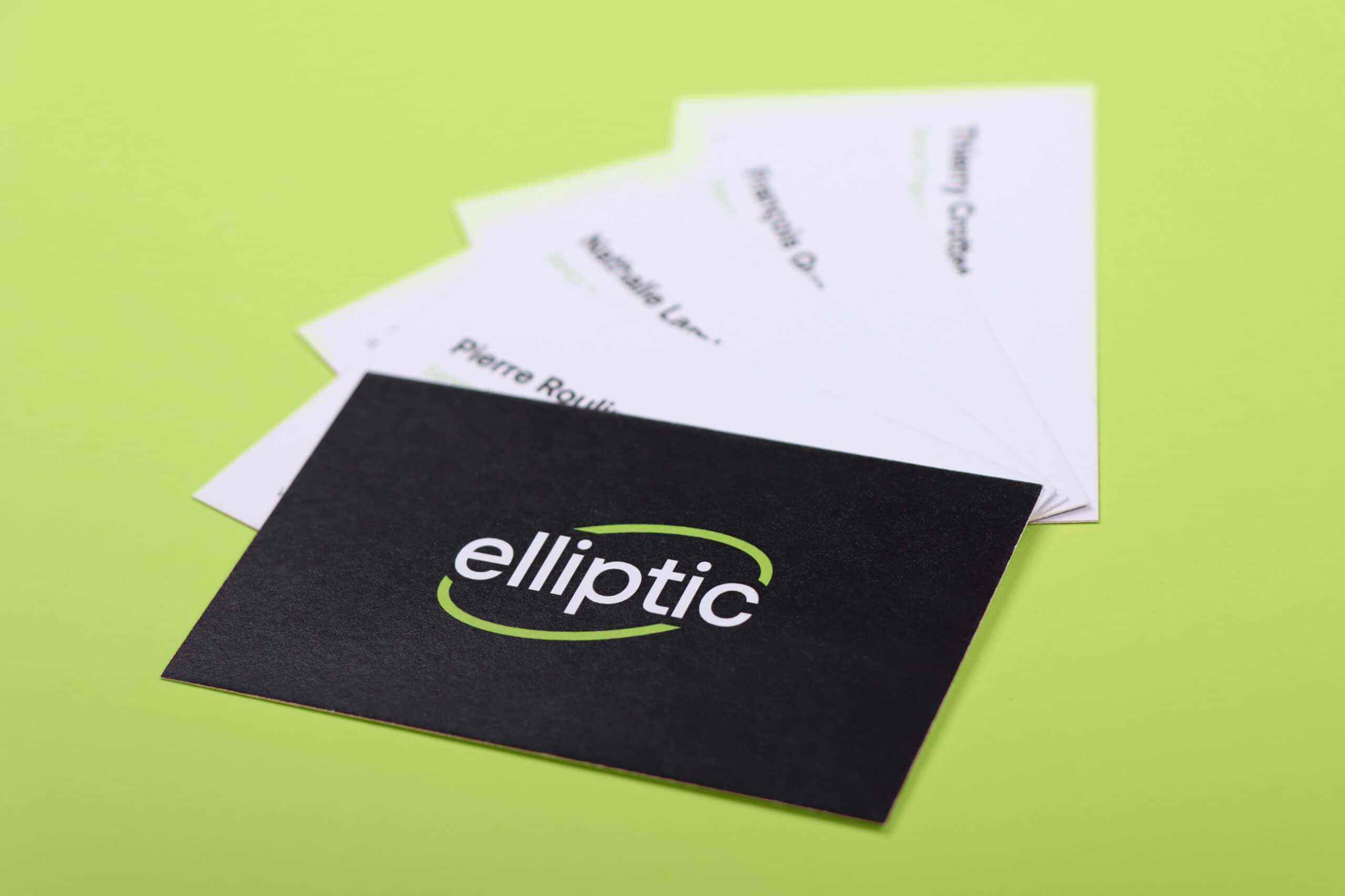 Cartes de visites Elliptic disposées en éventail, avec le logo sur le recto et les informations personnelles sur les versos.