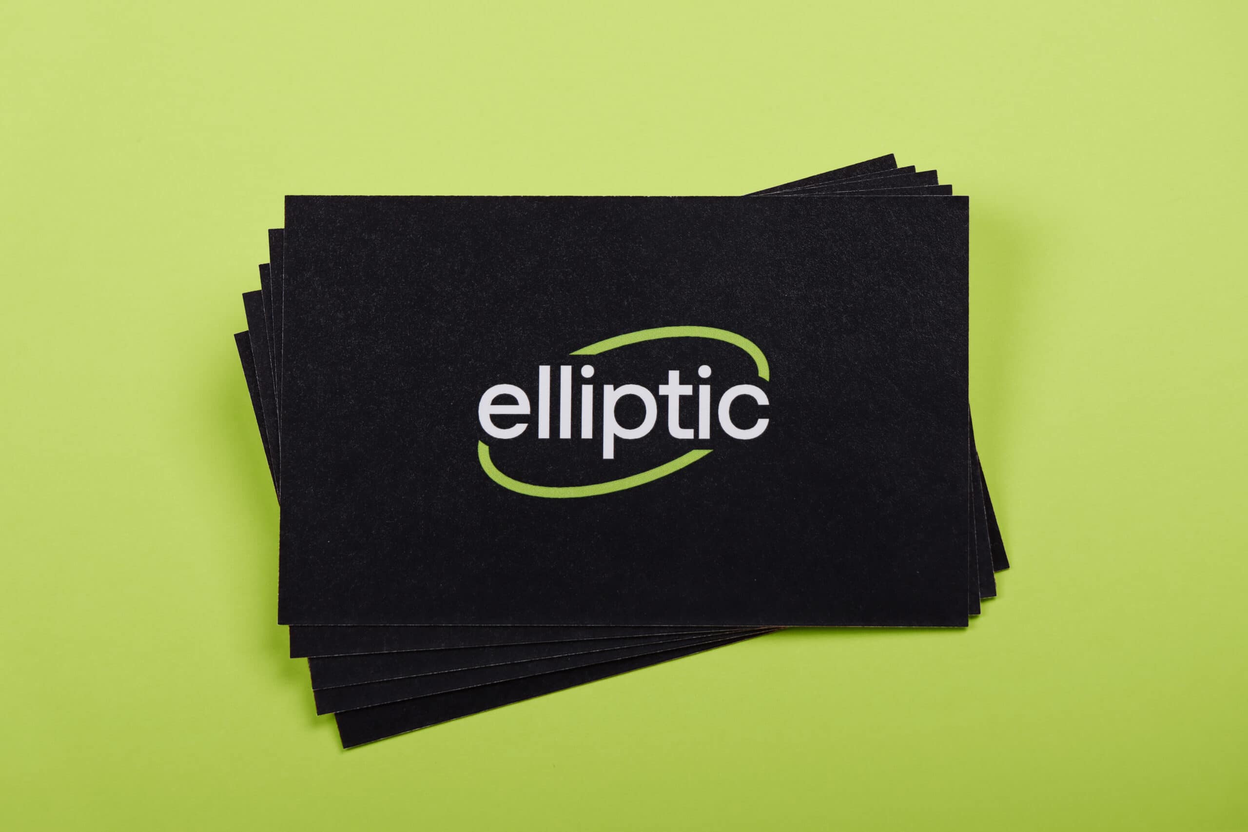Pile de cartes de visites Elliptic, avec le logo sur une face complétement noire.