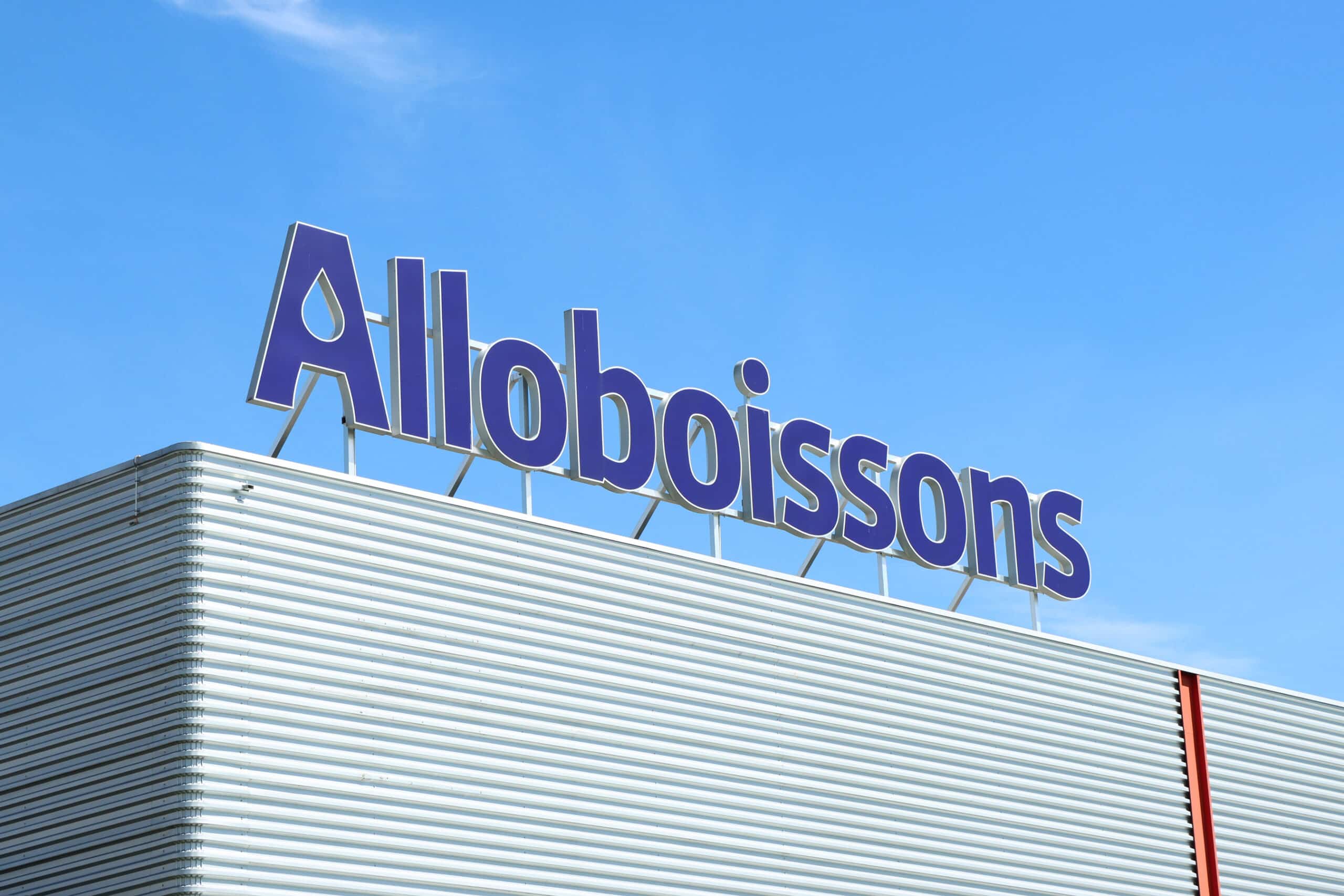 Enseigne lumineuse du logo Alloboissons de 13 mètres, sur le toît du siège social à Givisiez.