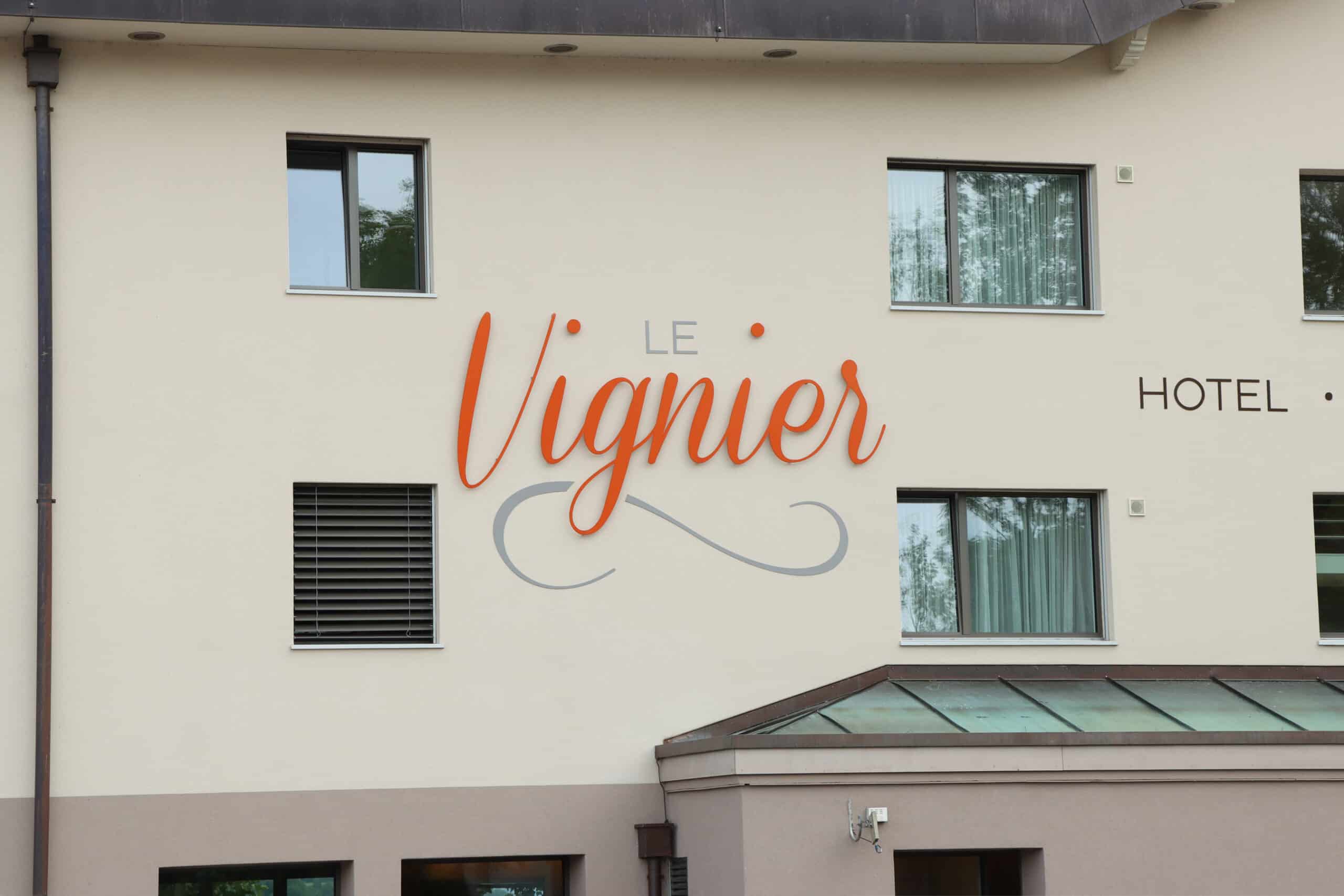 Enseigne avec le logo de Vignier sur la façade de l'hôtel, à Avry-devant-Pont.