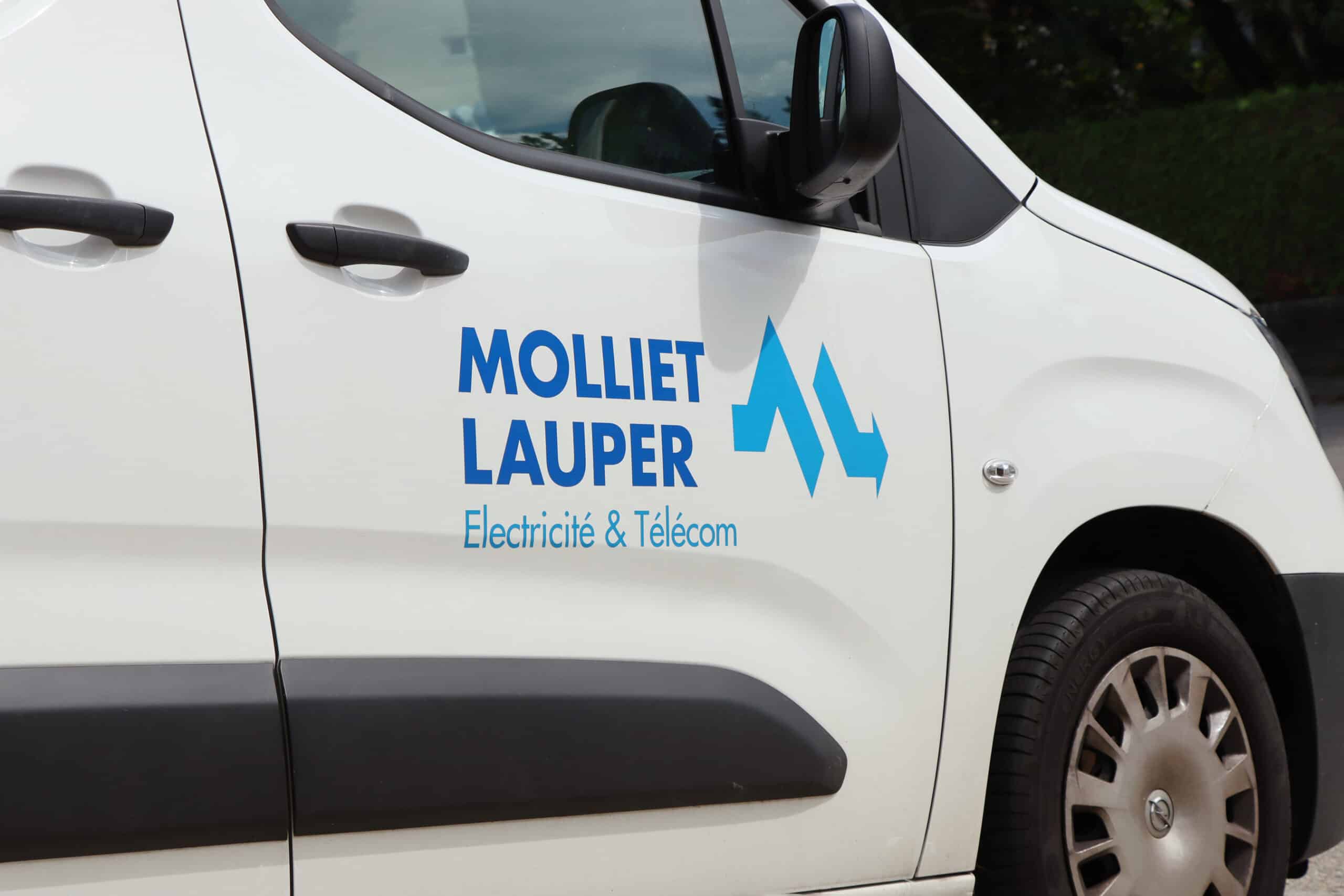 Logo Molliet Lauper sur la portiere d'un fourgon.