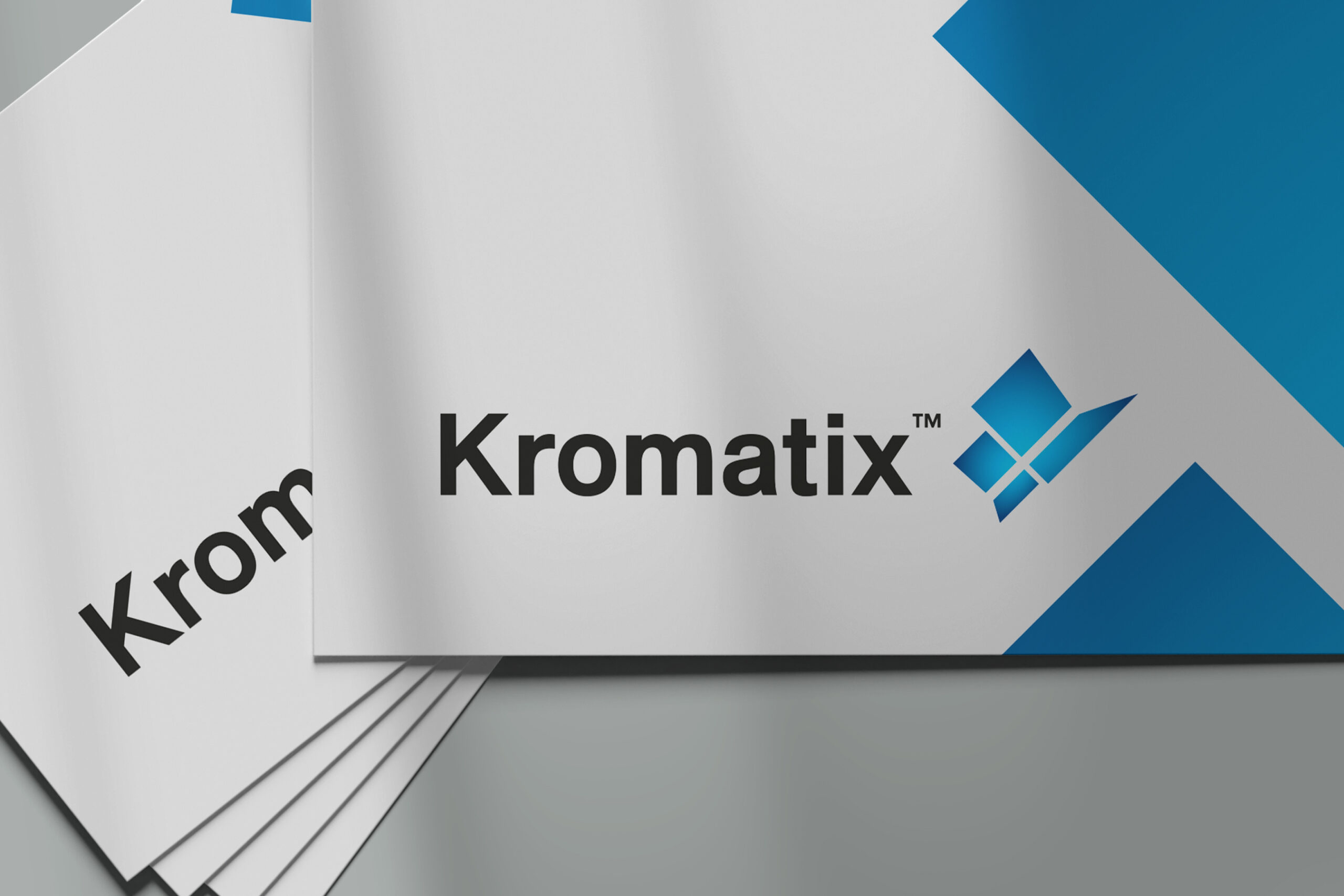 Logo Kromatix sur des cartes de visites.
