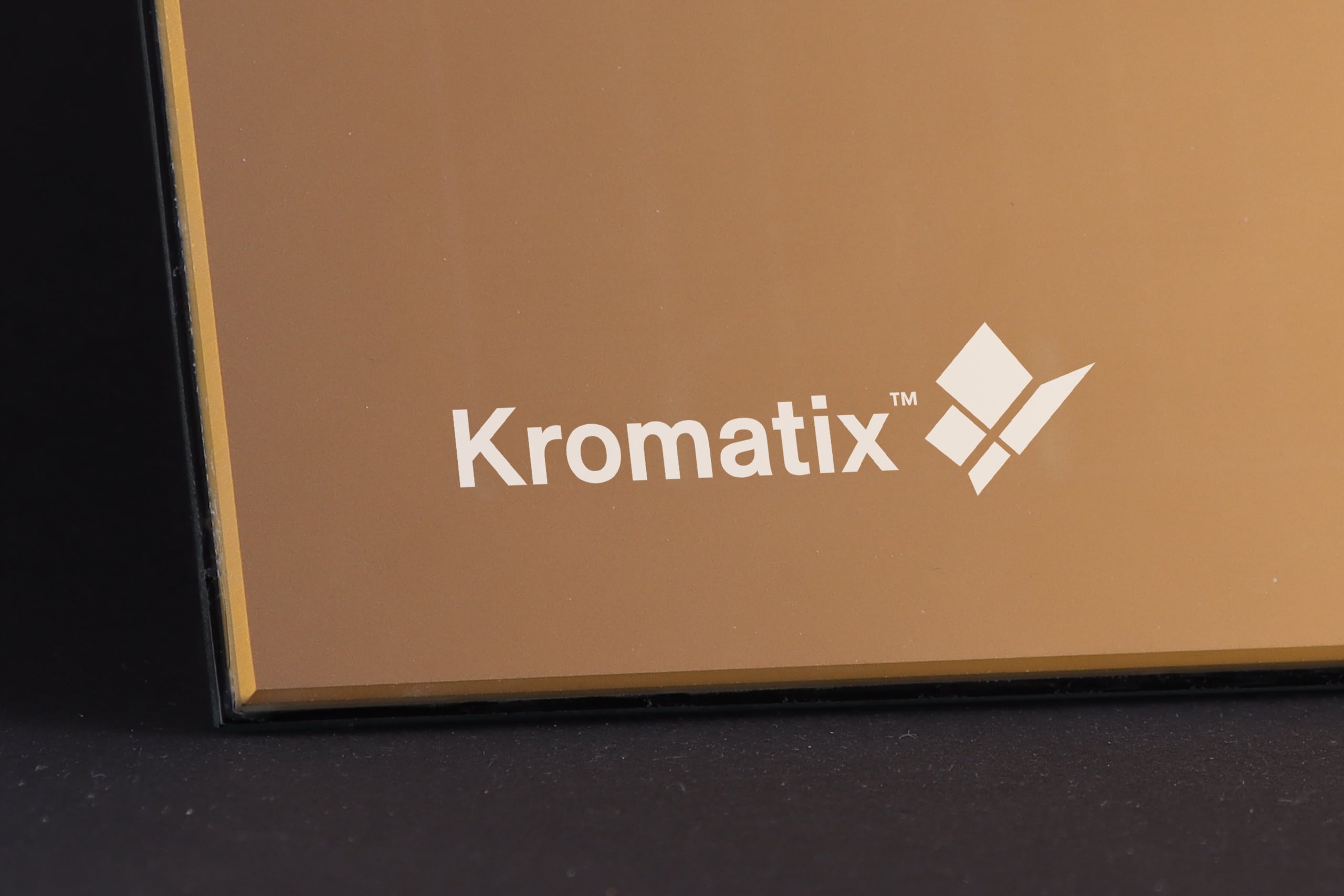 Panneau photovoltaïc Kromatix avec logo en incrustation.