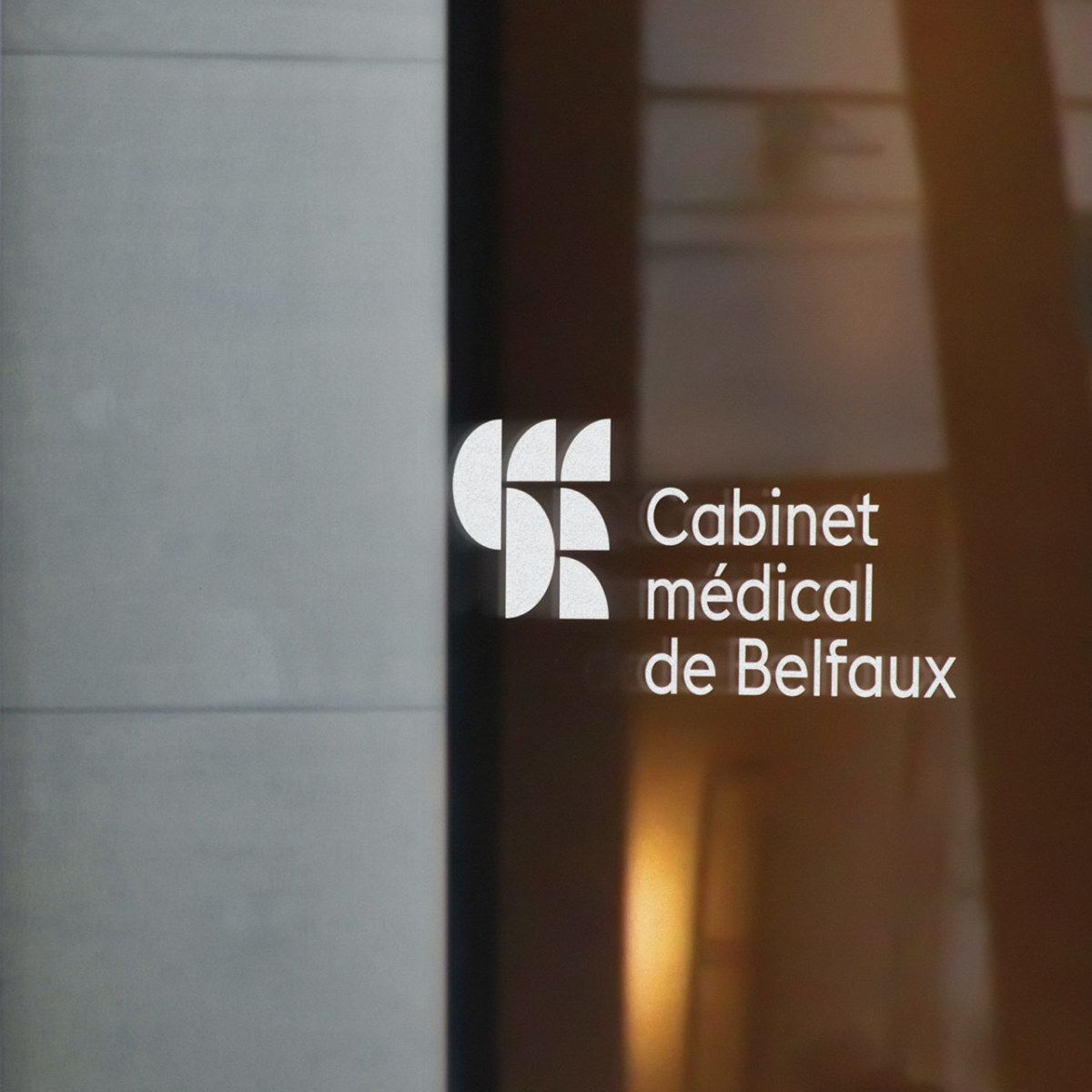 Logo Cabinet médical de Belfaux sur une vitre.