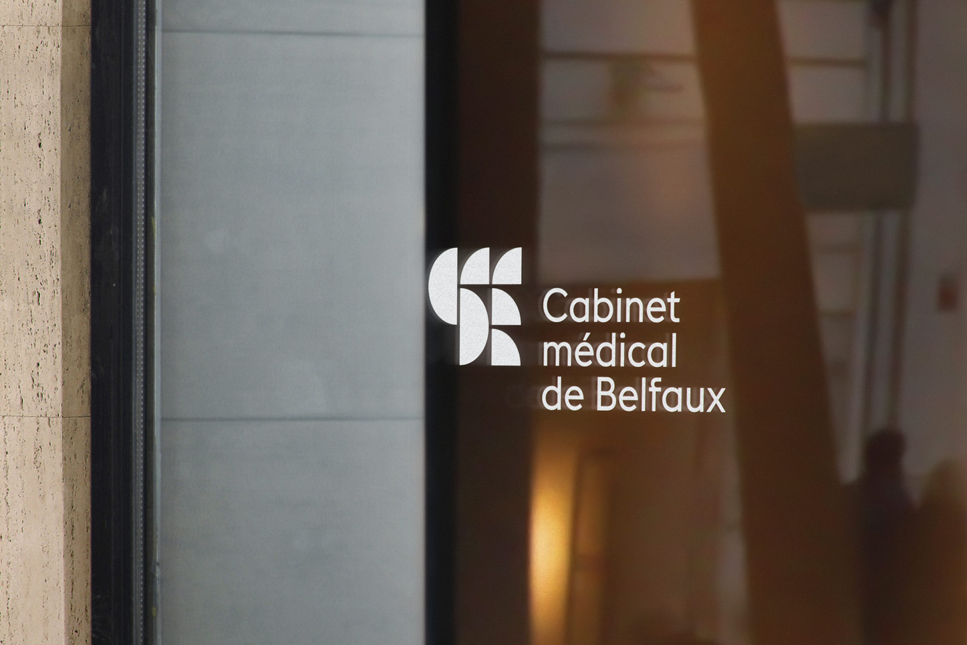 Logo Cabinet médical de Belfaux sur une vitre.