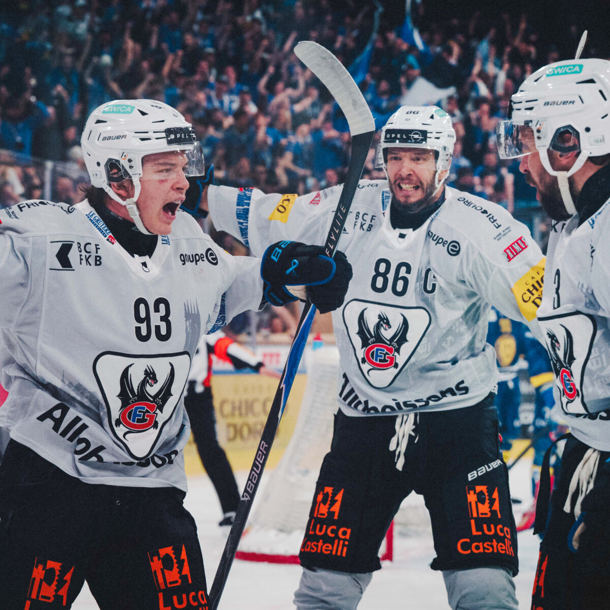 Jan Dorthe, Julien Sprunger et Michael Kapla célèbrent un goal dans la finale à grandes émotions qui oppose le HC Fribourg-Gottéron et le HC Davos.