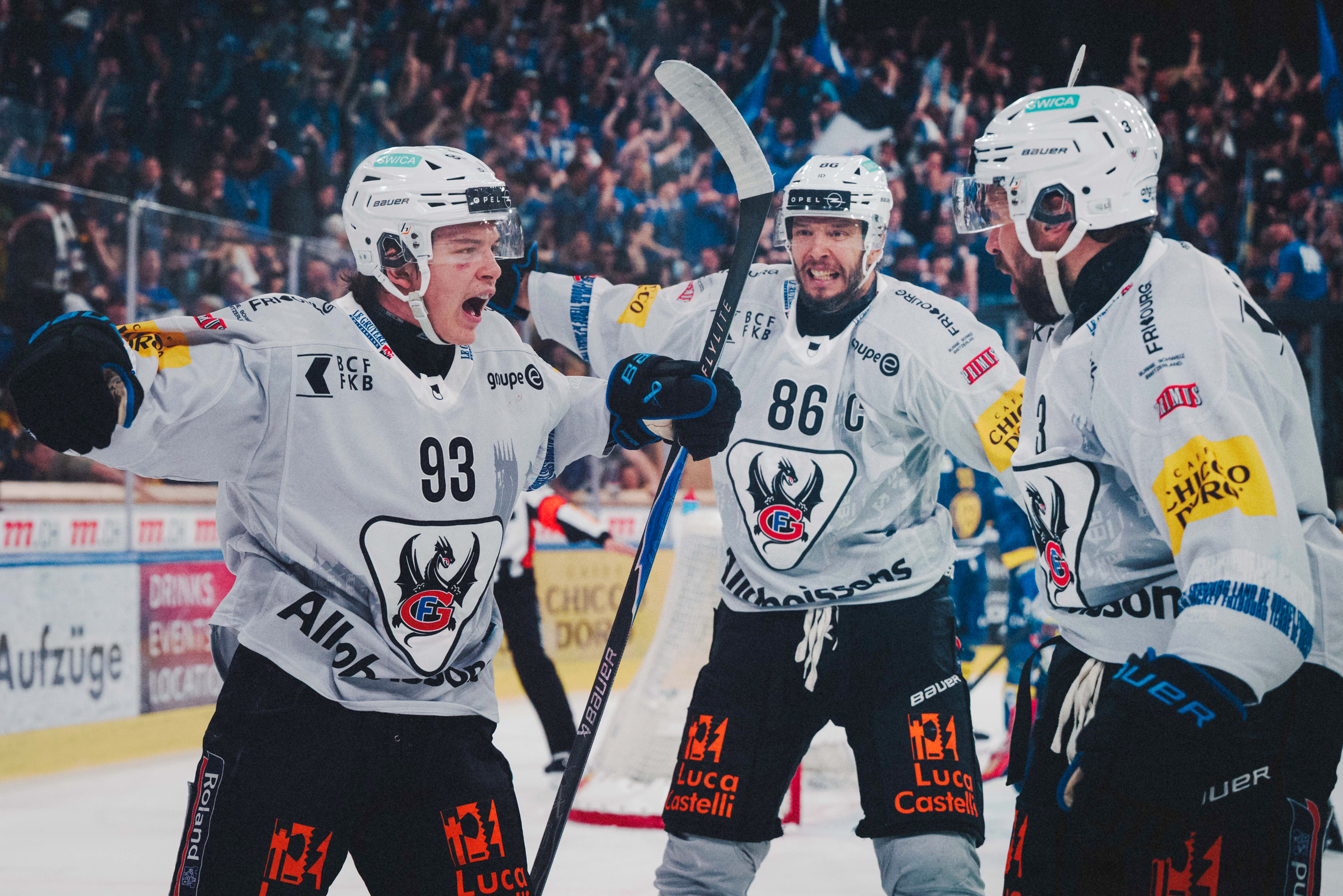 Jan Dorthe, Julien Sprunger et Michael Kapla célèbrent un goal dans la finale à grandes émotions qui oppose le HC Fribourg-Gottéron et le HC Davos.