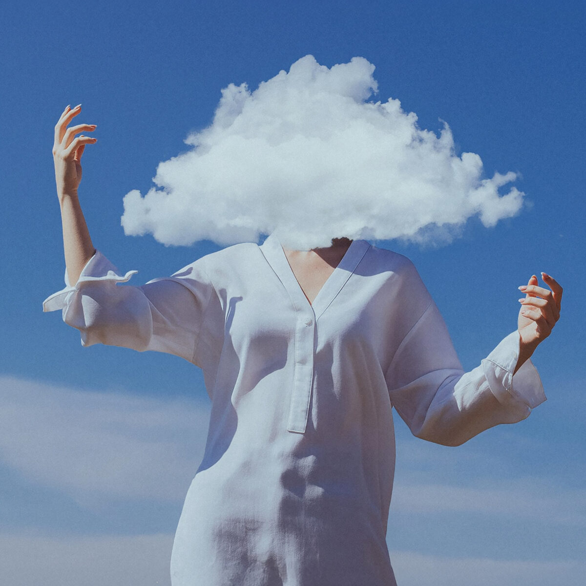 Une personne danse à l'air libre, avec un nuage en guise de tête.