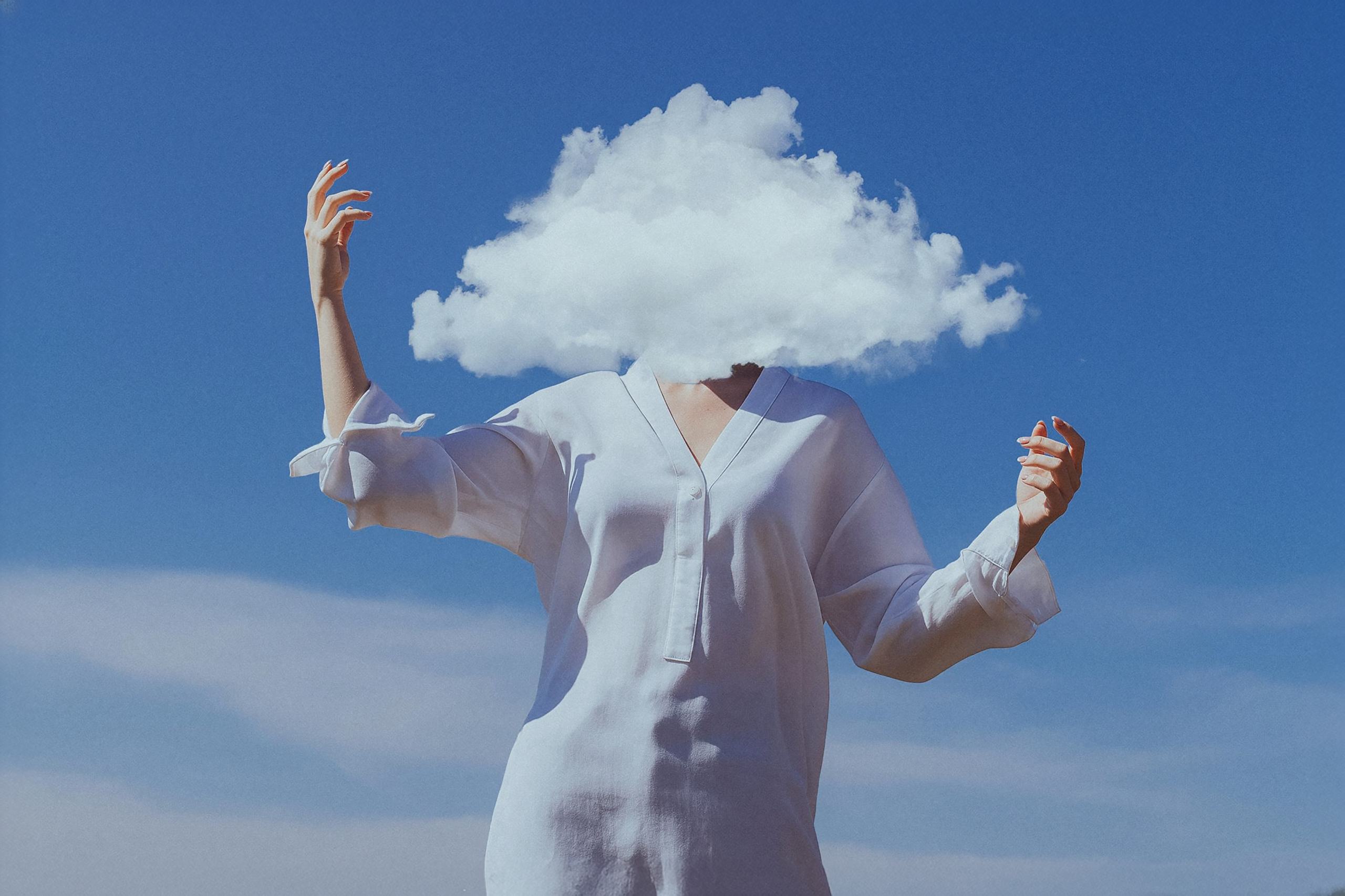 Une personne danse à l'air libre, avec un nuage en guise de tête.