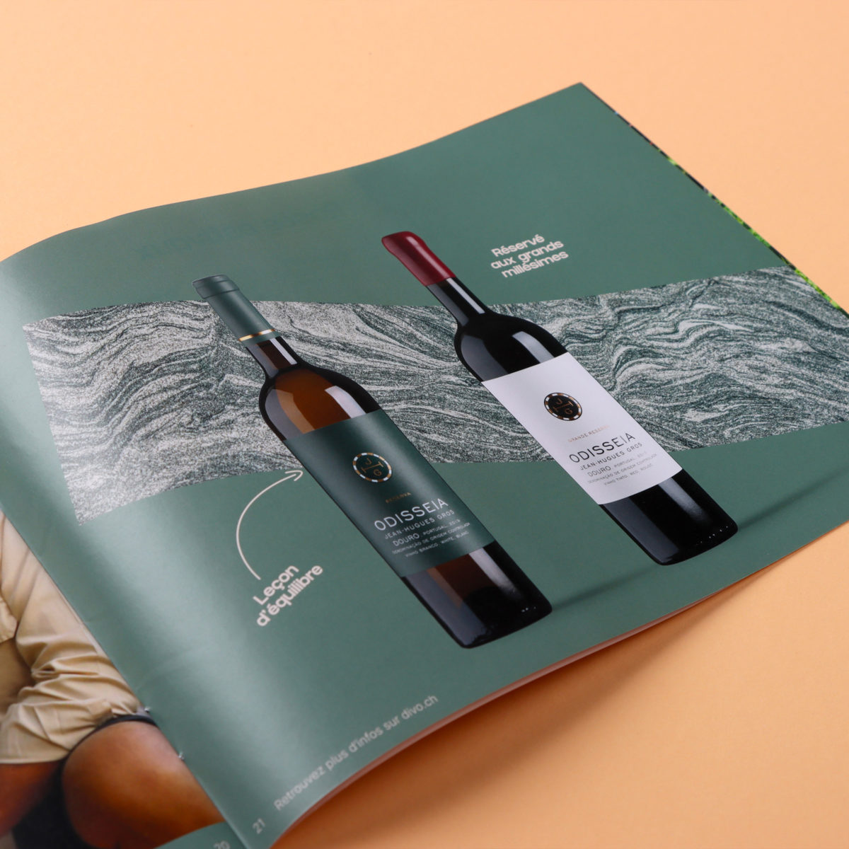 Page de présentation de deux vins dans un dossier mensuel DIVO.