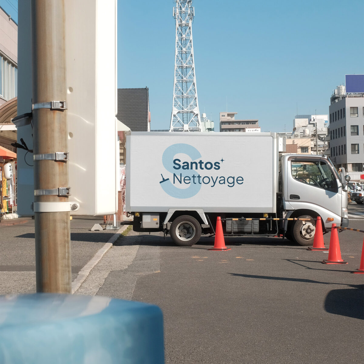 Image d'un camion avec le logo de Santos Nettoyage