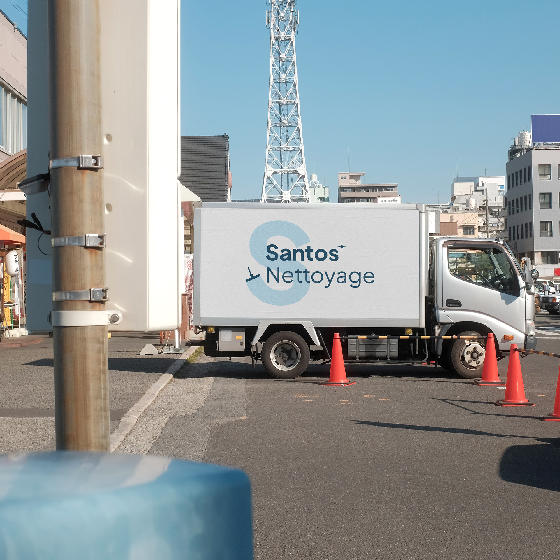 Image d'un camion avec le logo de Santos Nettoyage